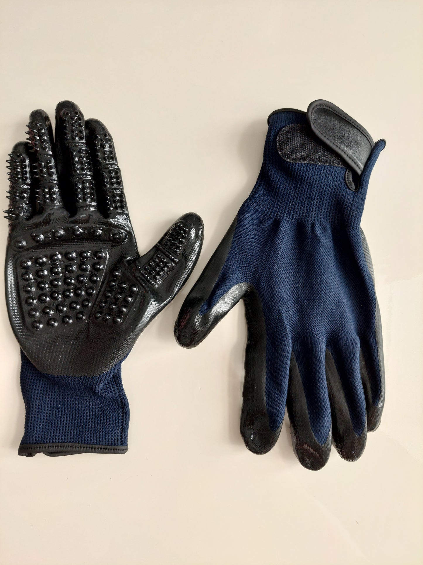 Kitzel-Handschuhe